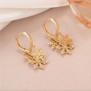 Gold Tone Snowflake Dangle Earrings Holiday Winter Leverback NWT​​